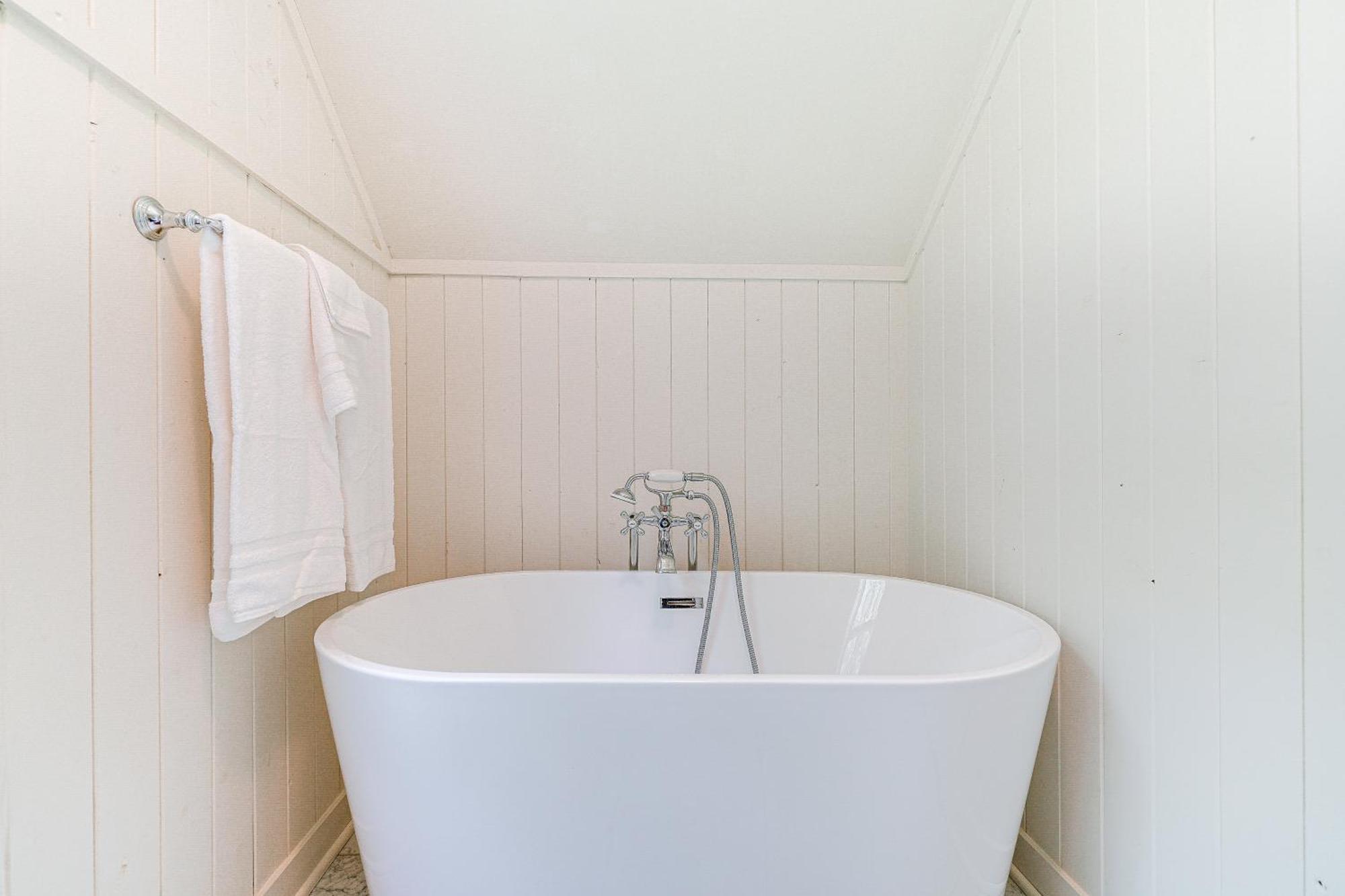 Beach House With Outdoor Shower Less Than 6 Mi To Nags Head! Manteo Exterior photo